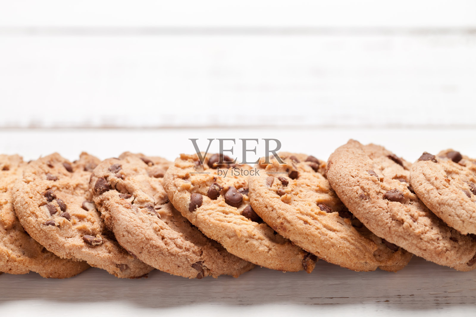 旧的白色木桌上放着巧克力饼干照片摄影图片