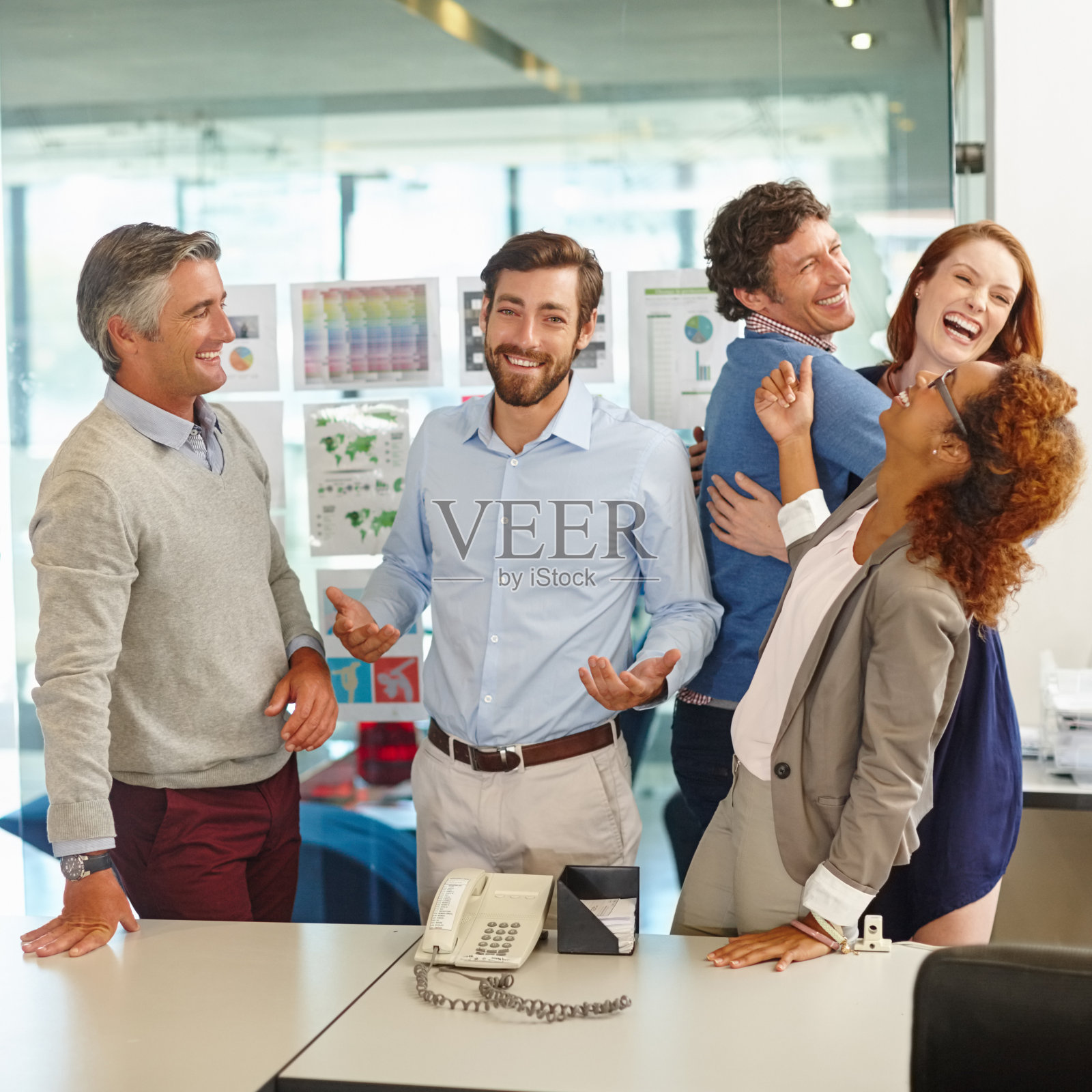 不能和他们一起工作，不能离开他们照片摄影图片