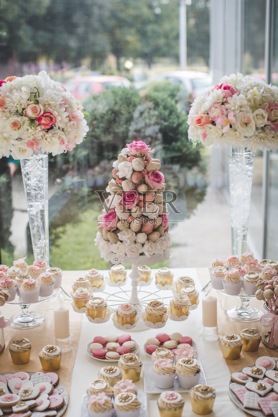 满桌子的糖果照片摄影图片