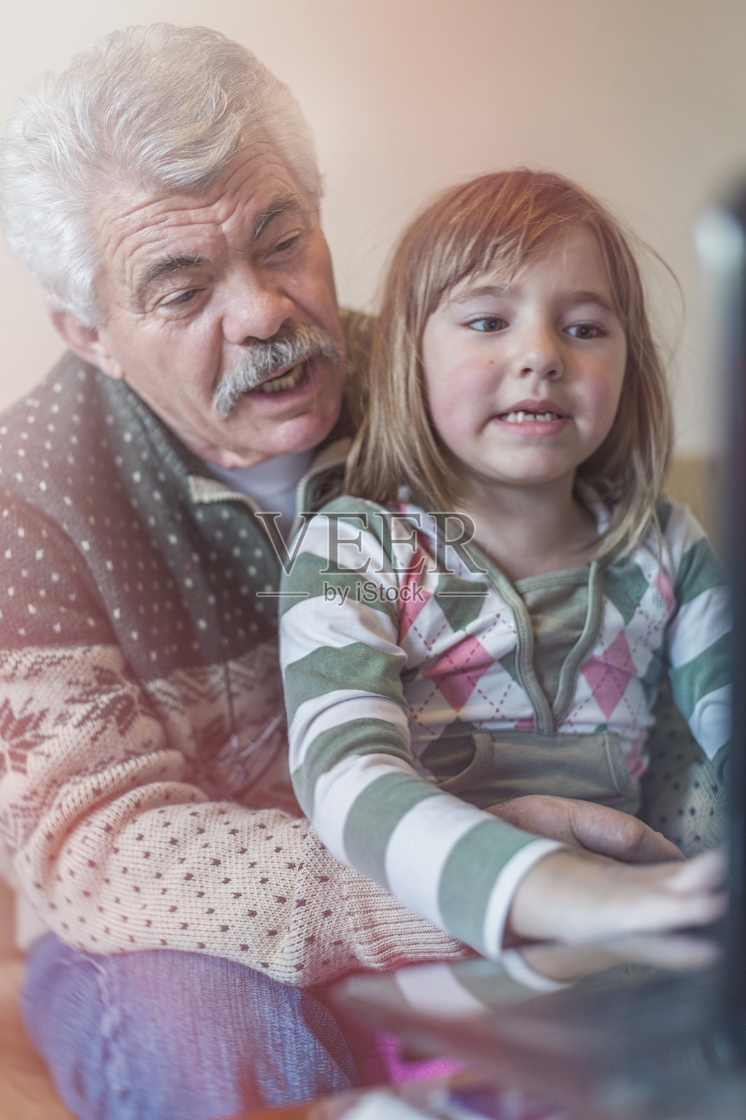 爷爷和他的孙子和笔记本电脑照片摄影图片