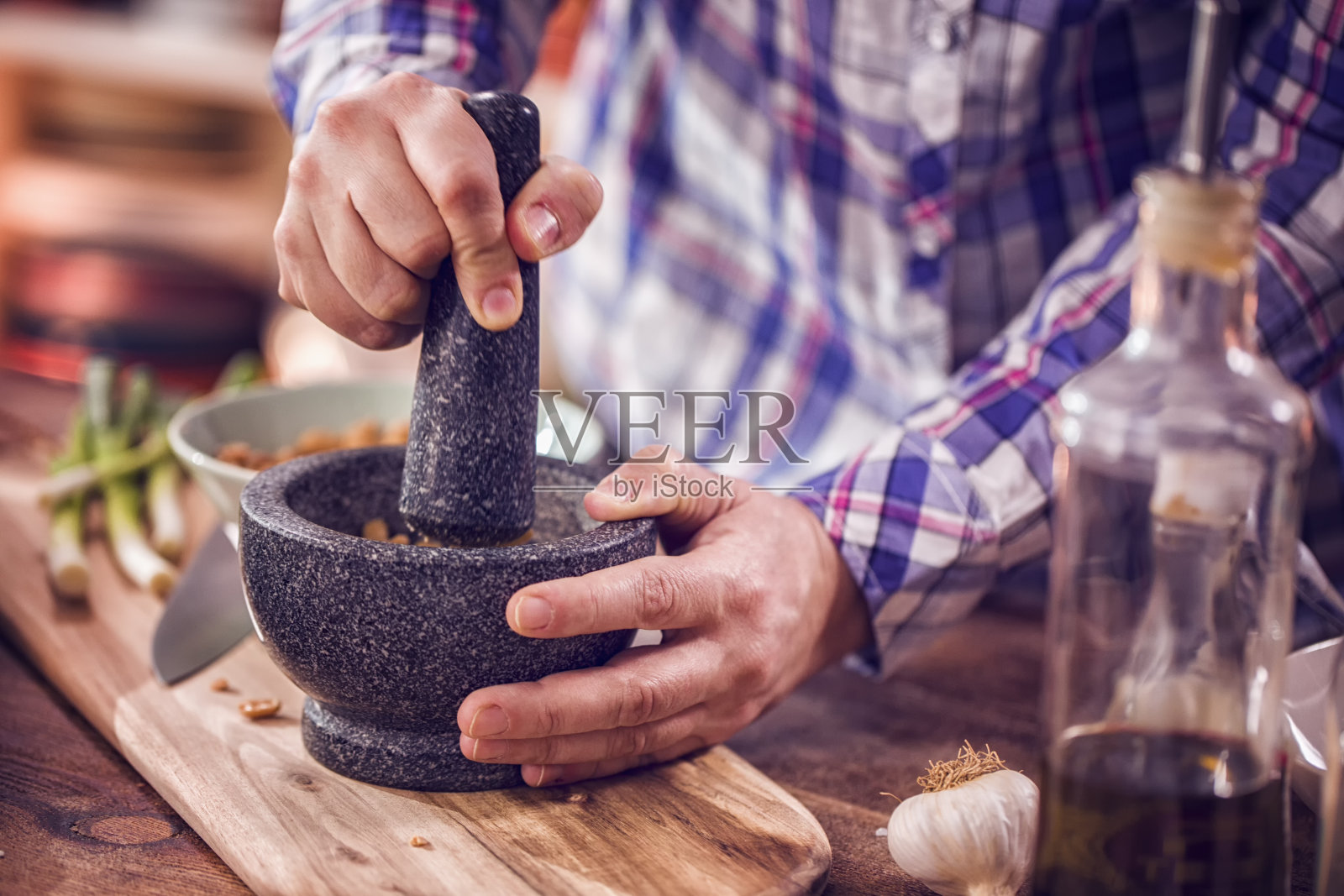 粉碎杵臼中的草药照片摄影图片
