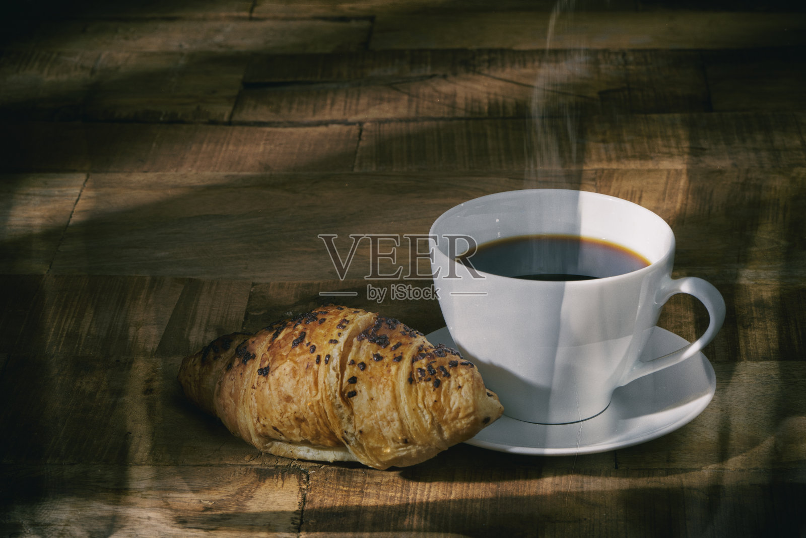 桌子上白色杯子里的咖啡的侧视图照片摄影图片