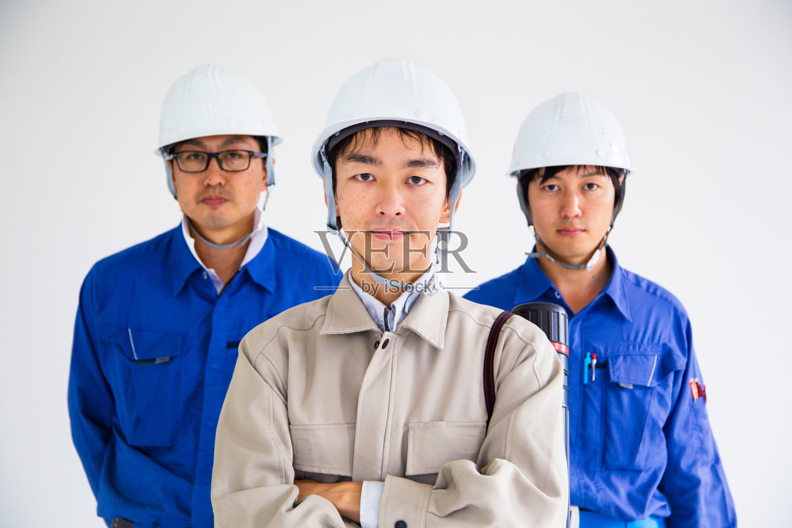 一队建筑工人站成一排照片摄影图片