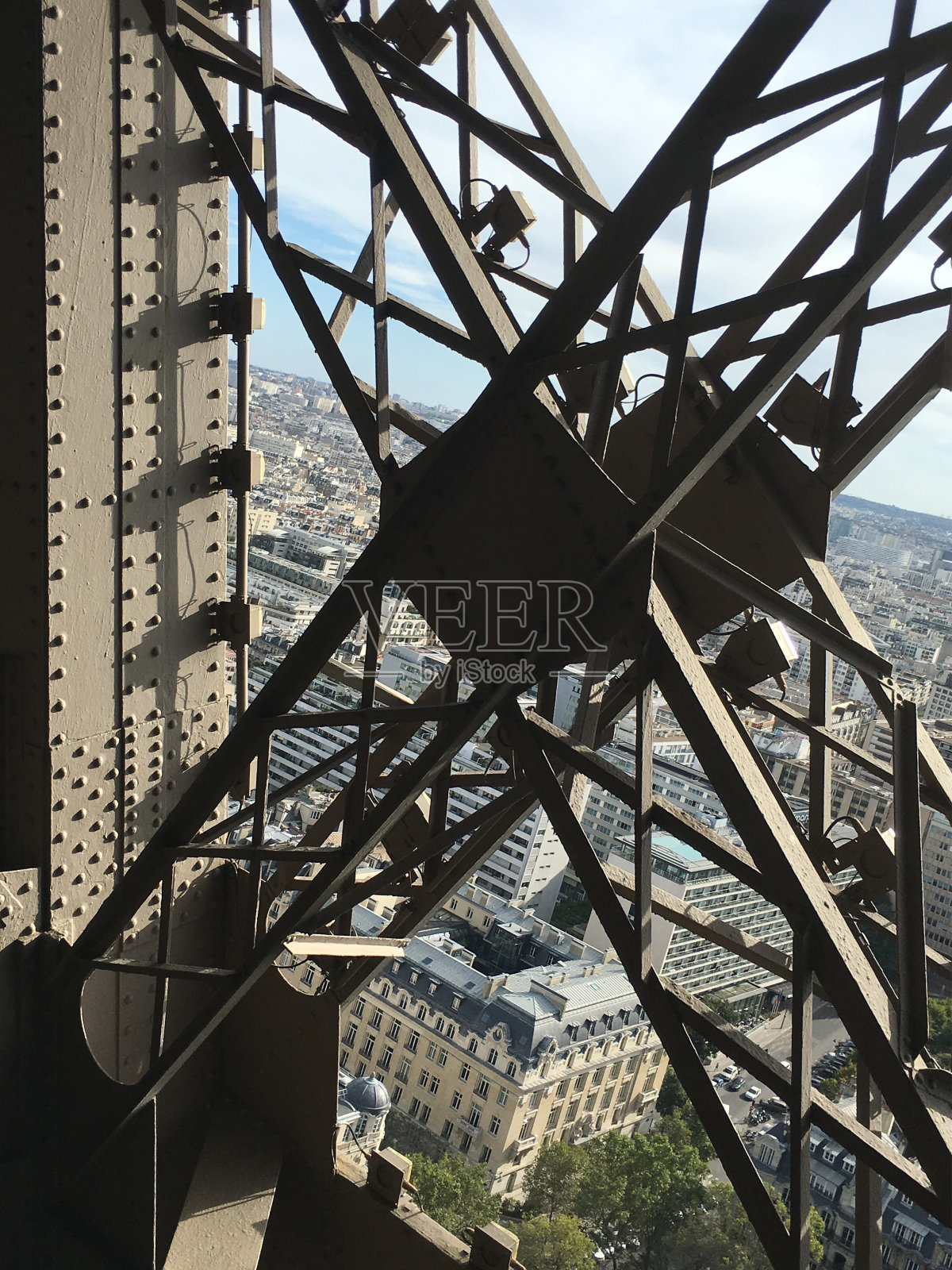 参观埃菲尔铁塔施工照片摄影图片