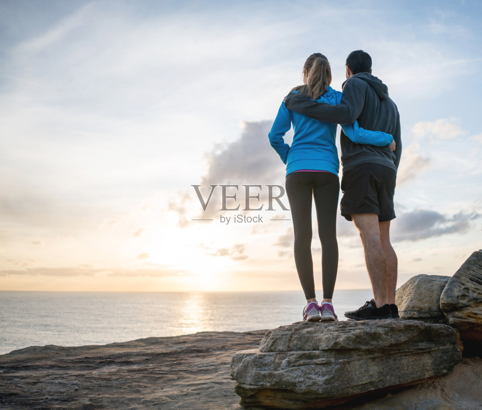 看日落的徒步旅行者照片摄影图片