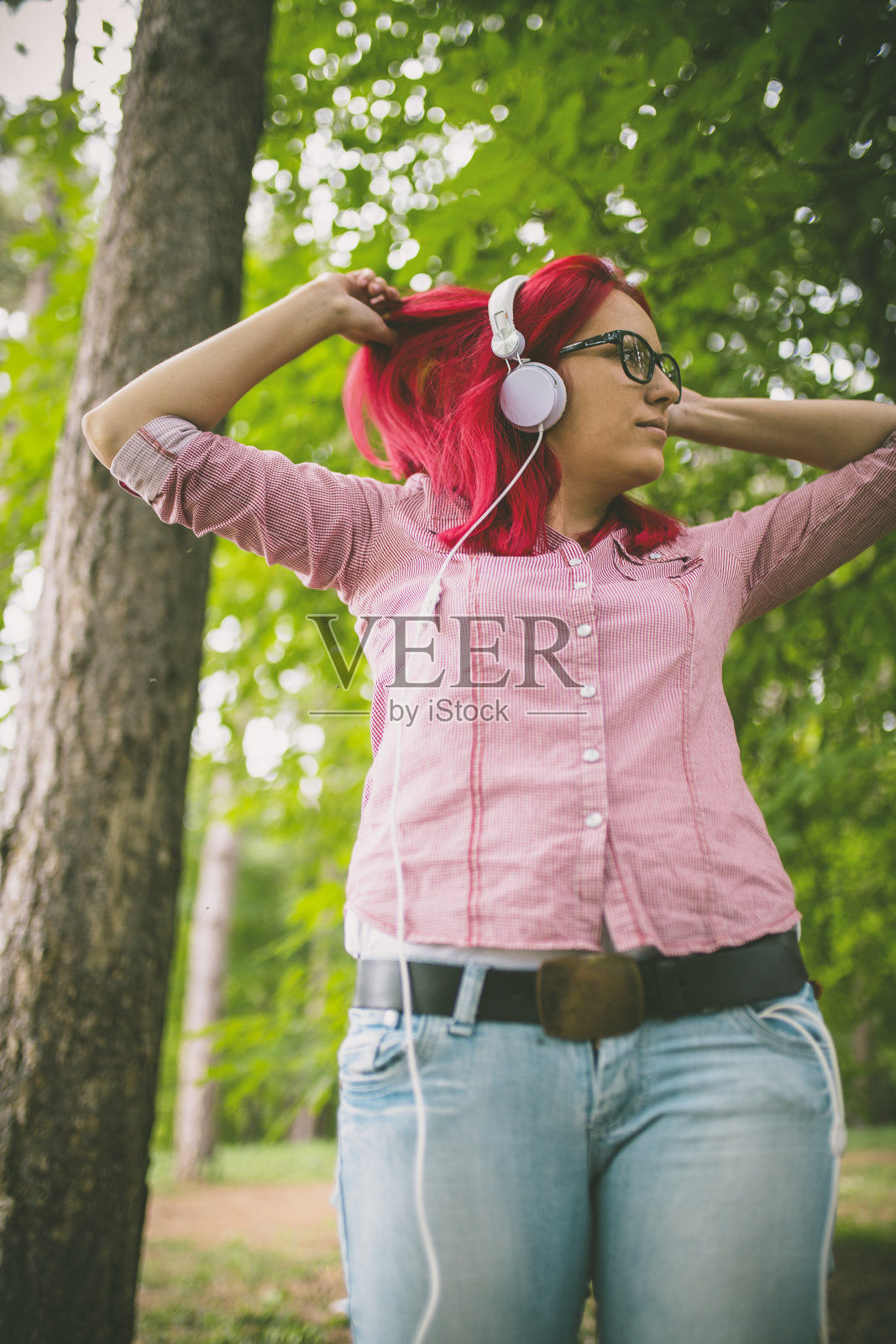 在大自然中享受音乐。照片摄影图片