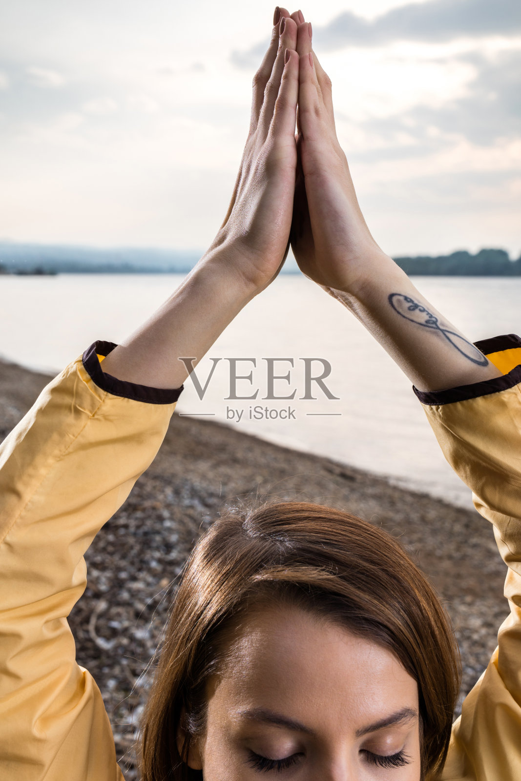 这是一个禅宗女子在河边沉思的特写。照片摄影图片