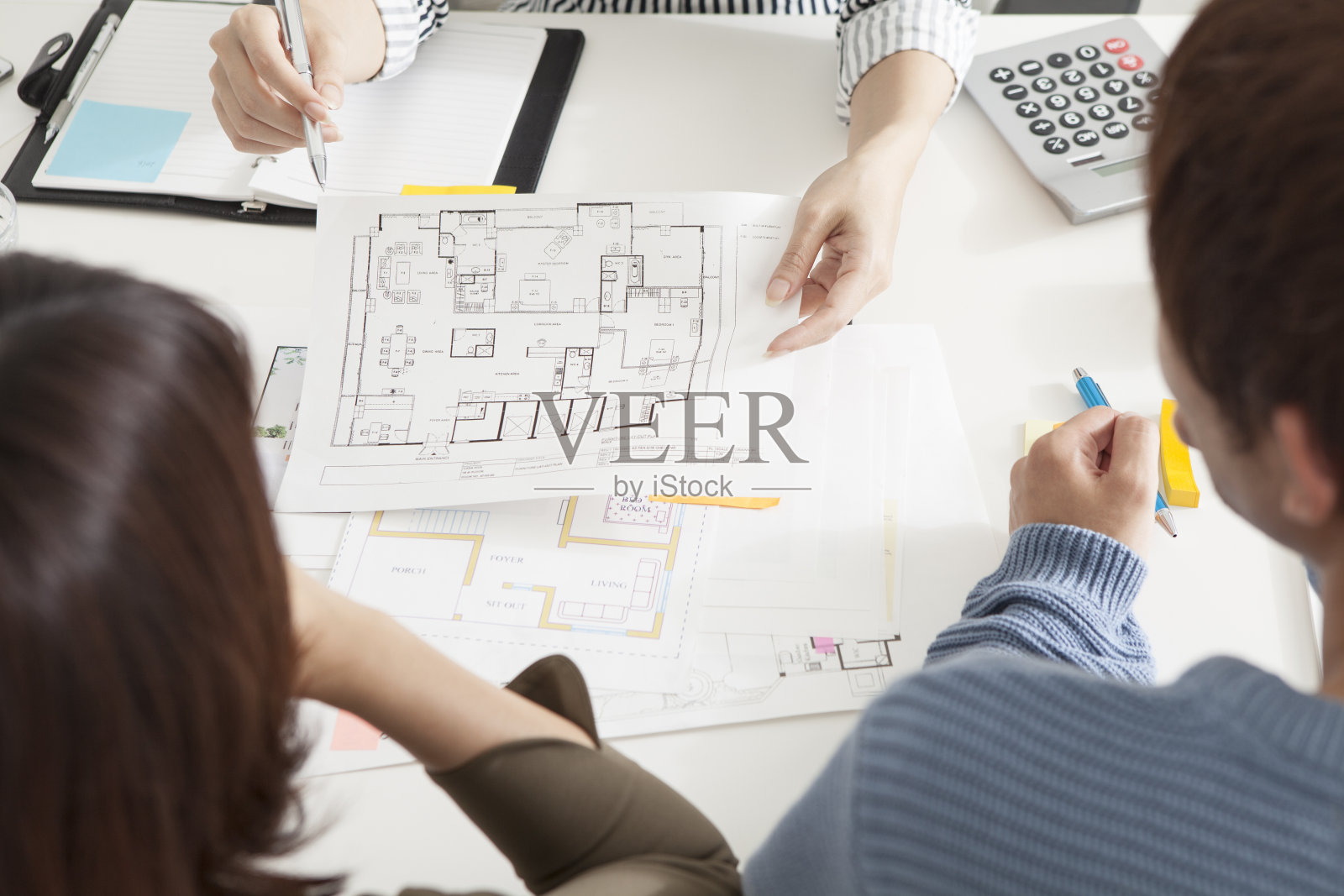 房地产中介的一个场景。照片摄影图片