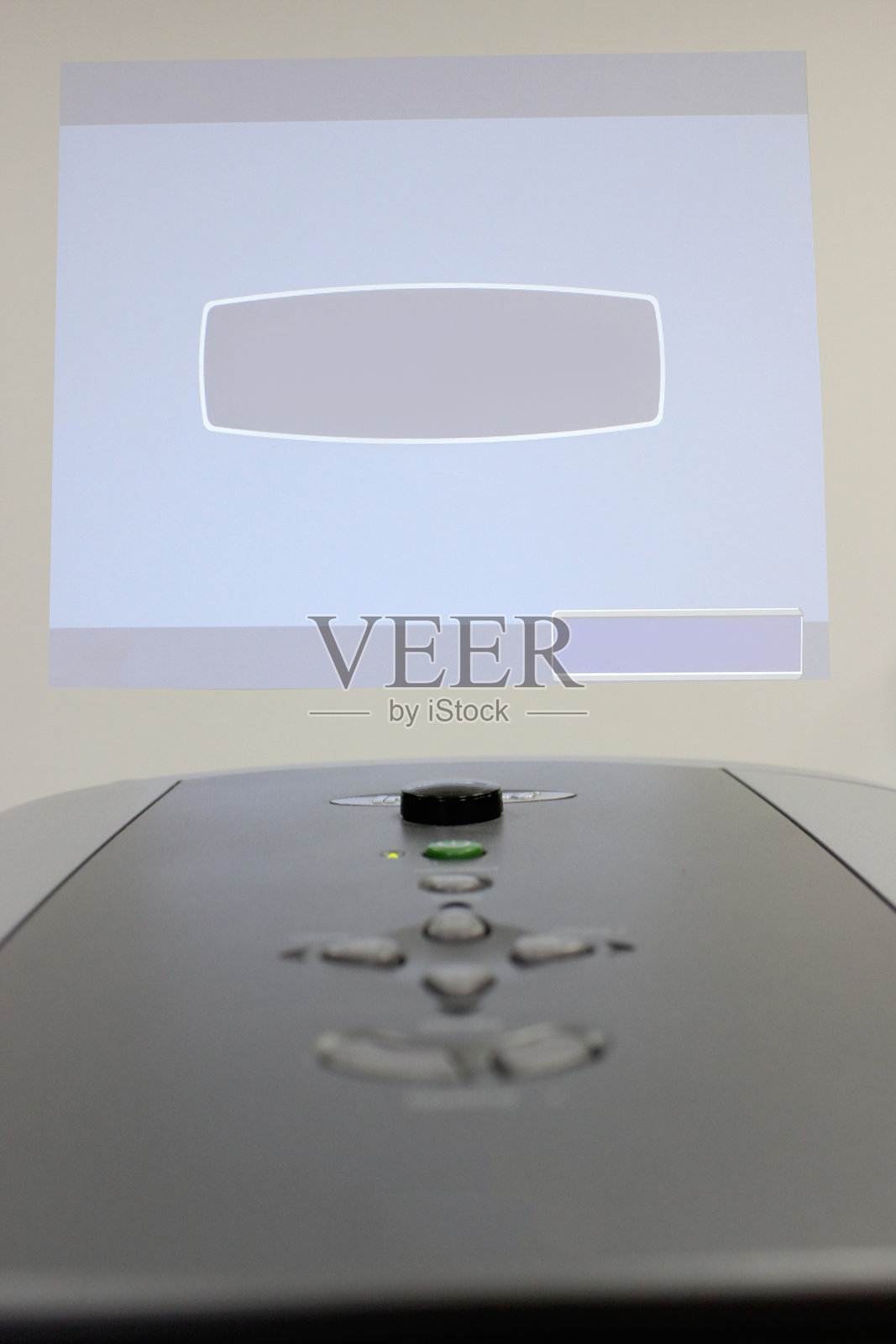 带光的投影仪在墙上的屏幕上照片摄影图片