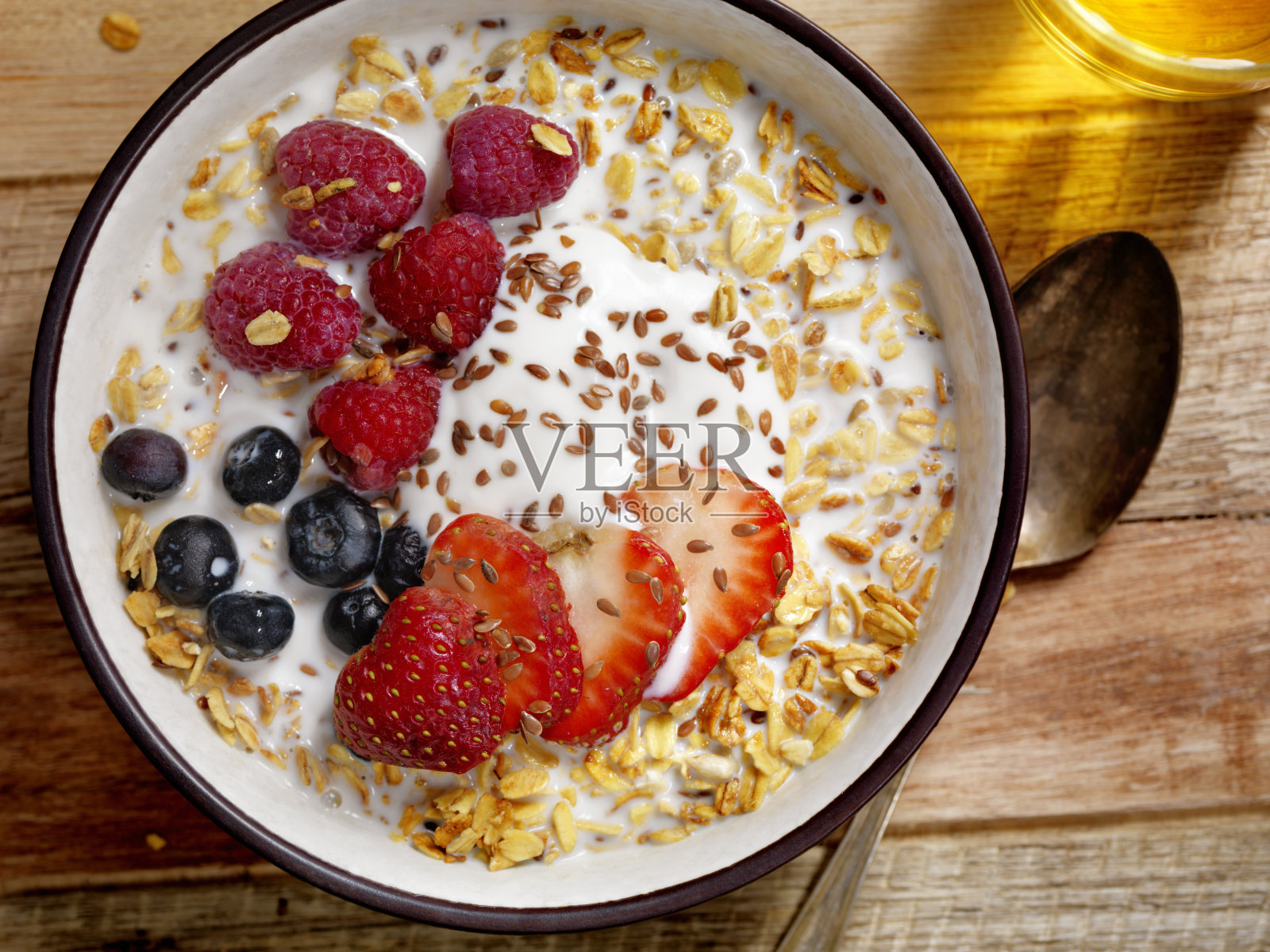 格兰诺拉麦片配酸奶和新鲜水果照片摄影图片