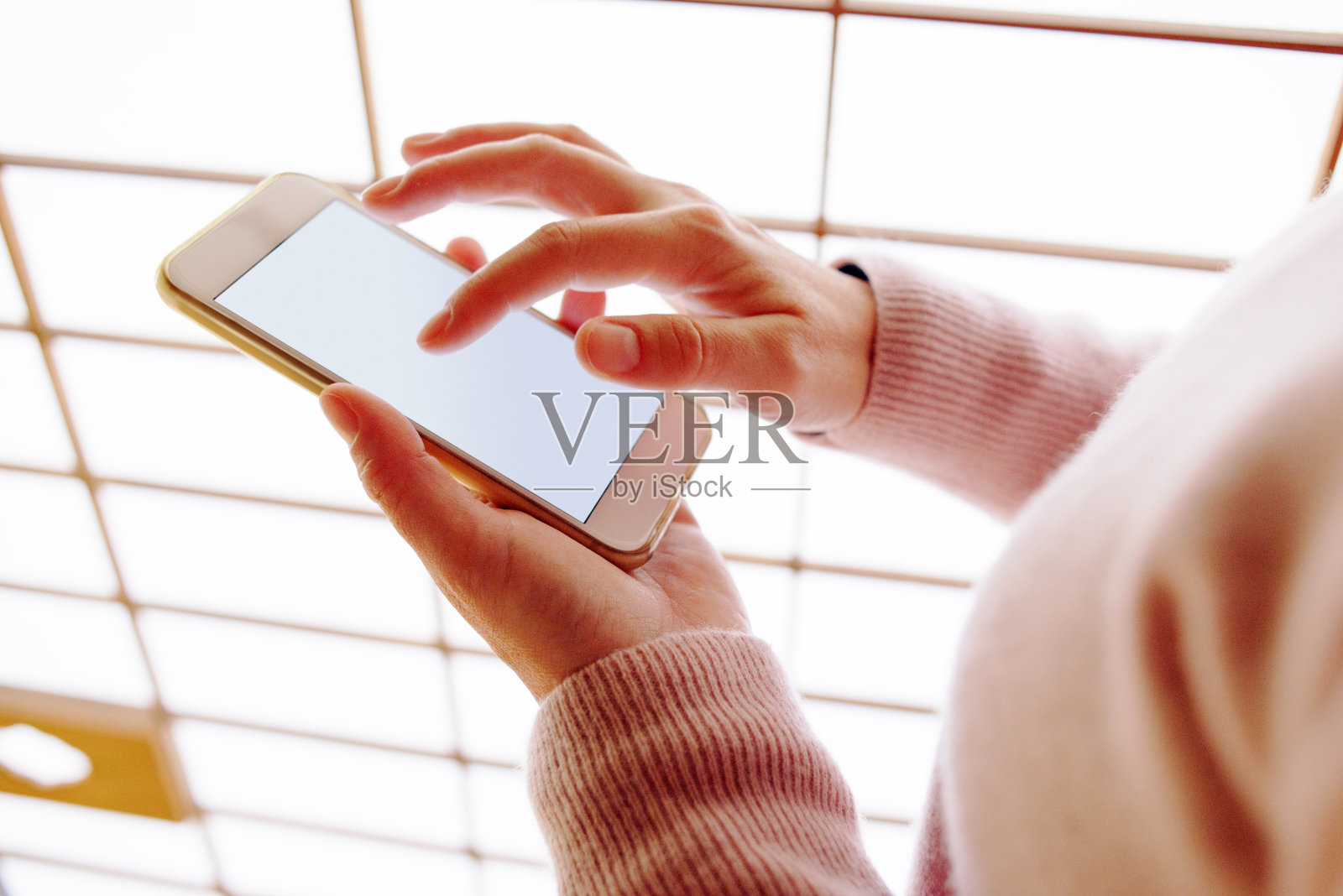 在日本大楼里使用智能手机的女人照片摄影图片