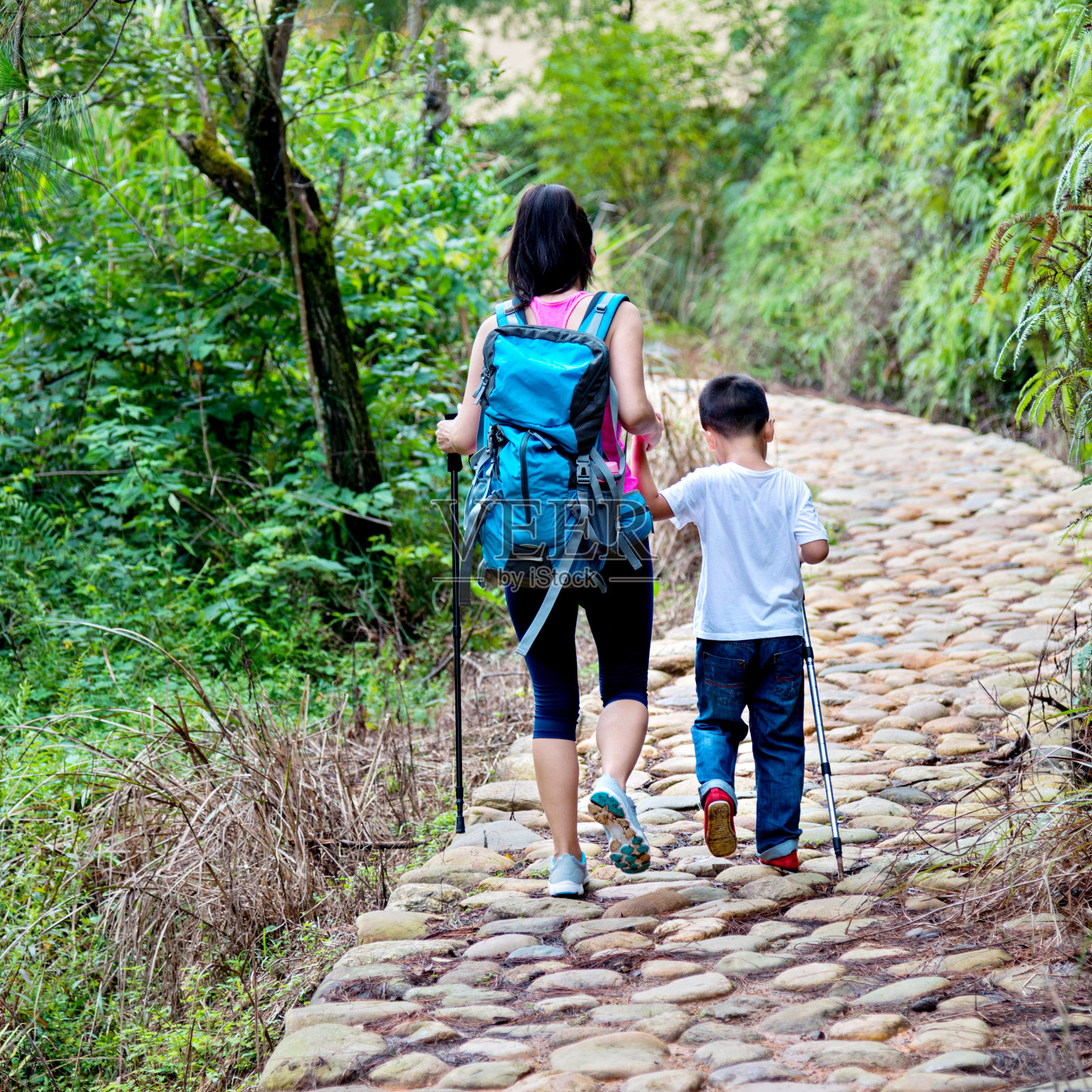 亚洲母亲和儿子徒步旅行照片摄影图片