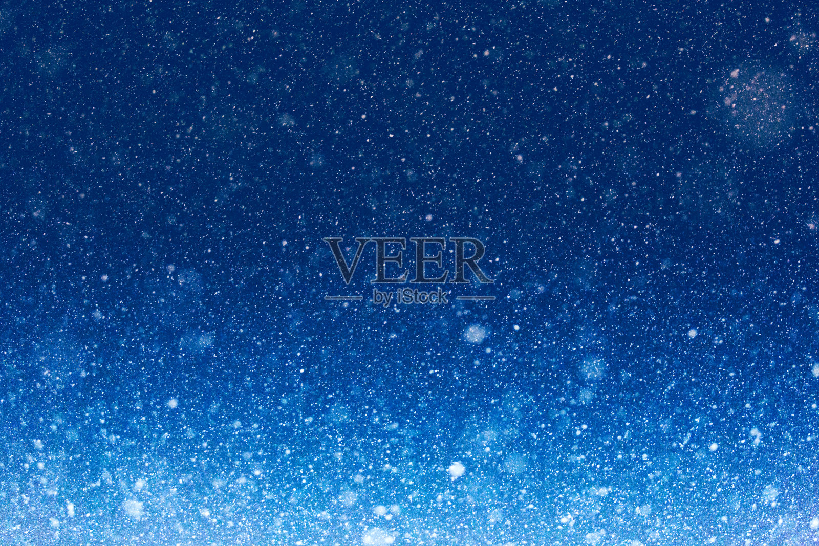 蓝色夜空冬天背景与雪花照片摄影图片