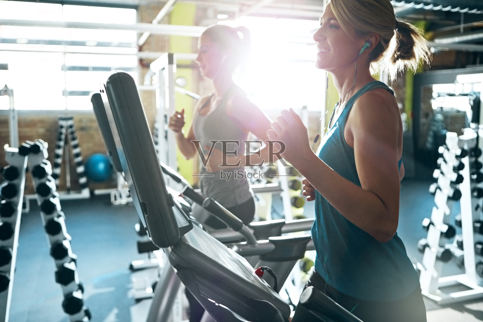 有一个健身伙伴会让一切变得更好照片摄影图片