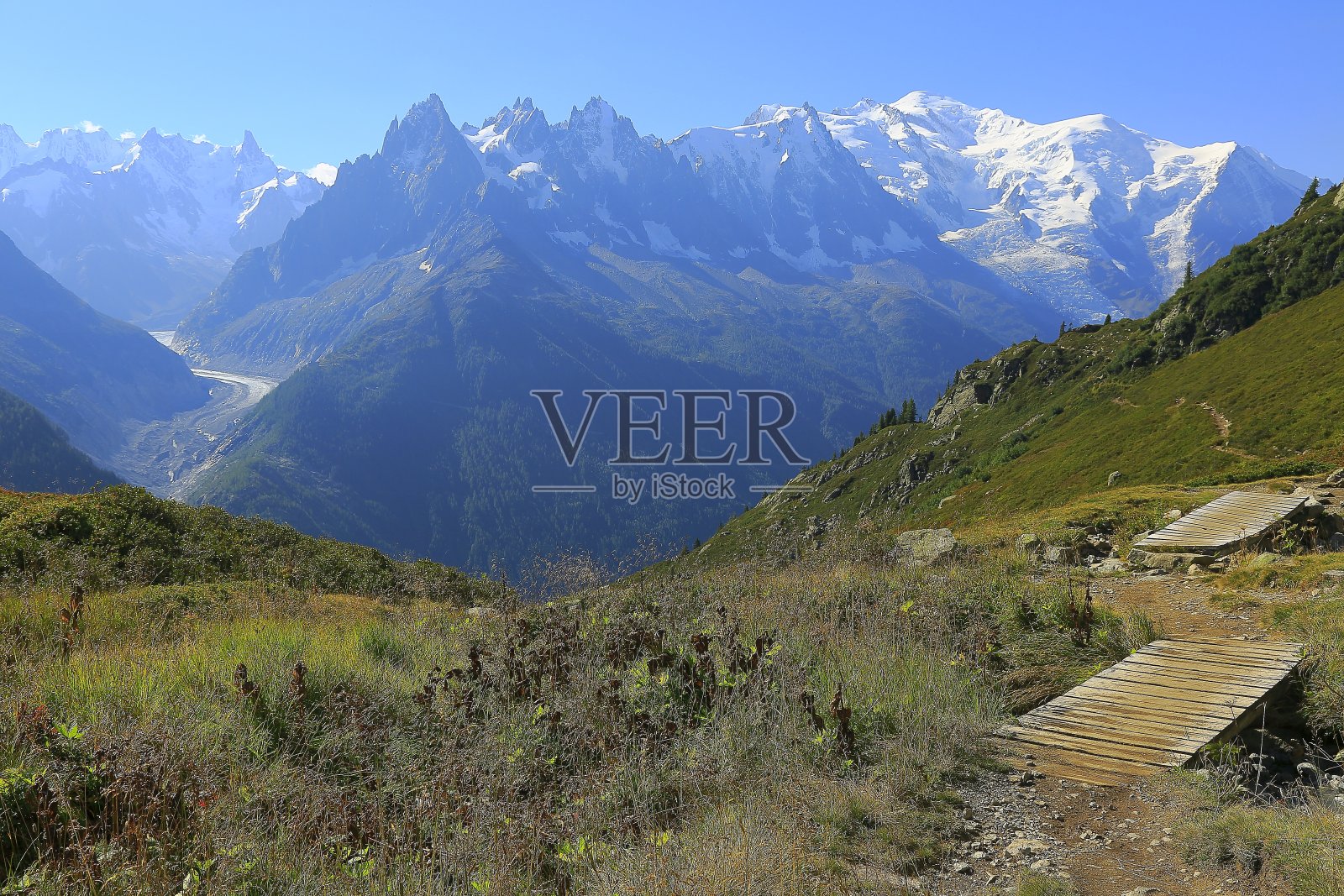 勃朗峰田园诗般的高山景观-桥径-夏蒙尼阿尔卑斯照片摄影图片