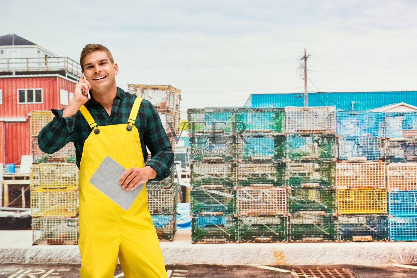 渔夫在渔业面前打电话照片摄影图片