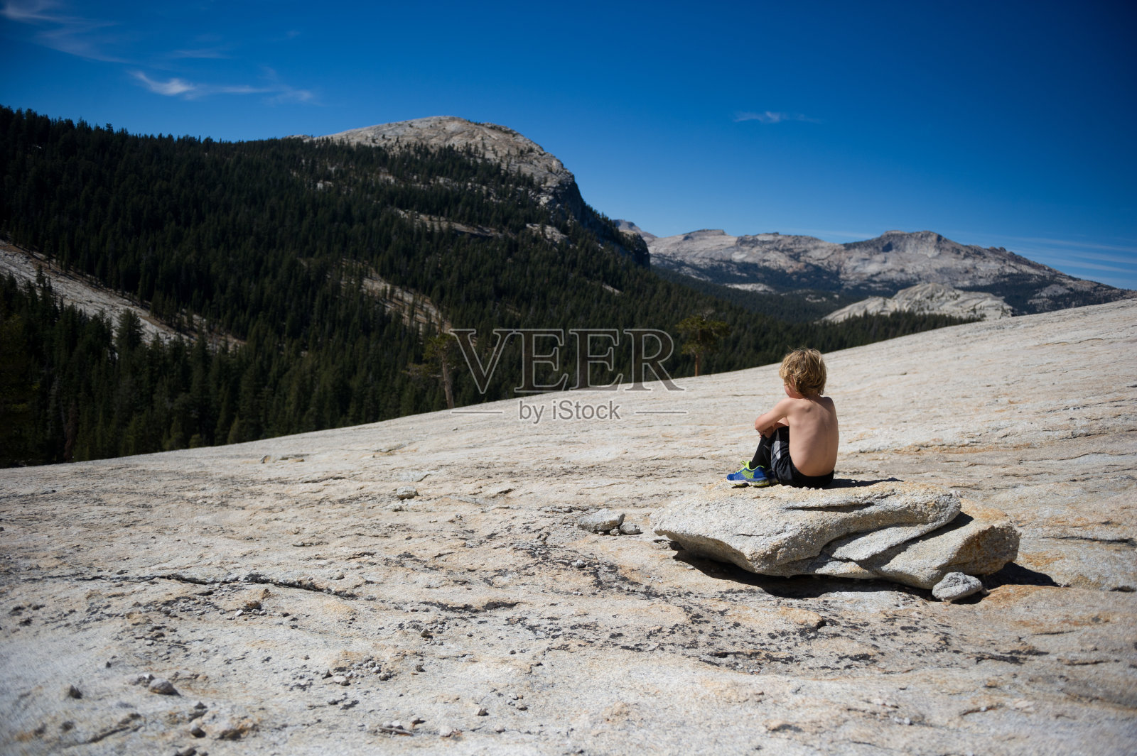 一个孩子静静地坐在优胜美地的徒步旅行中照片摄影图片