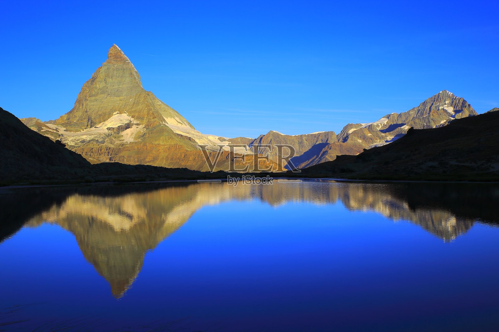 马特洪湖镜面反射，宁静的日出景观，瑞士阿尔卑斯山照片摄影图片