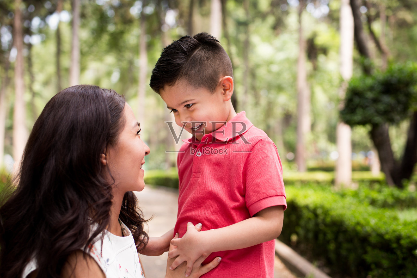 母子在公园里互相微笑照片摄影图片