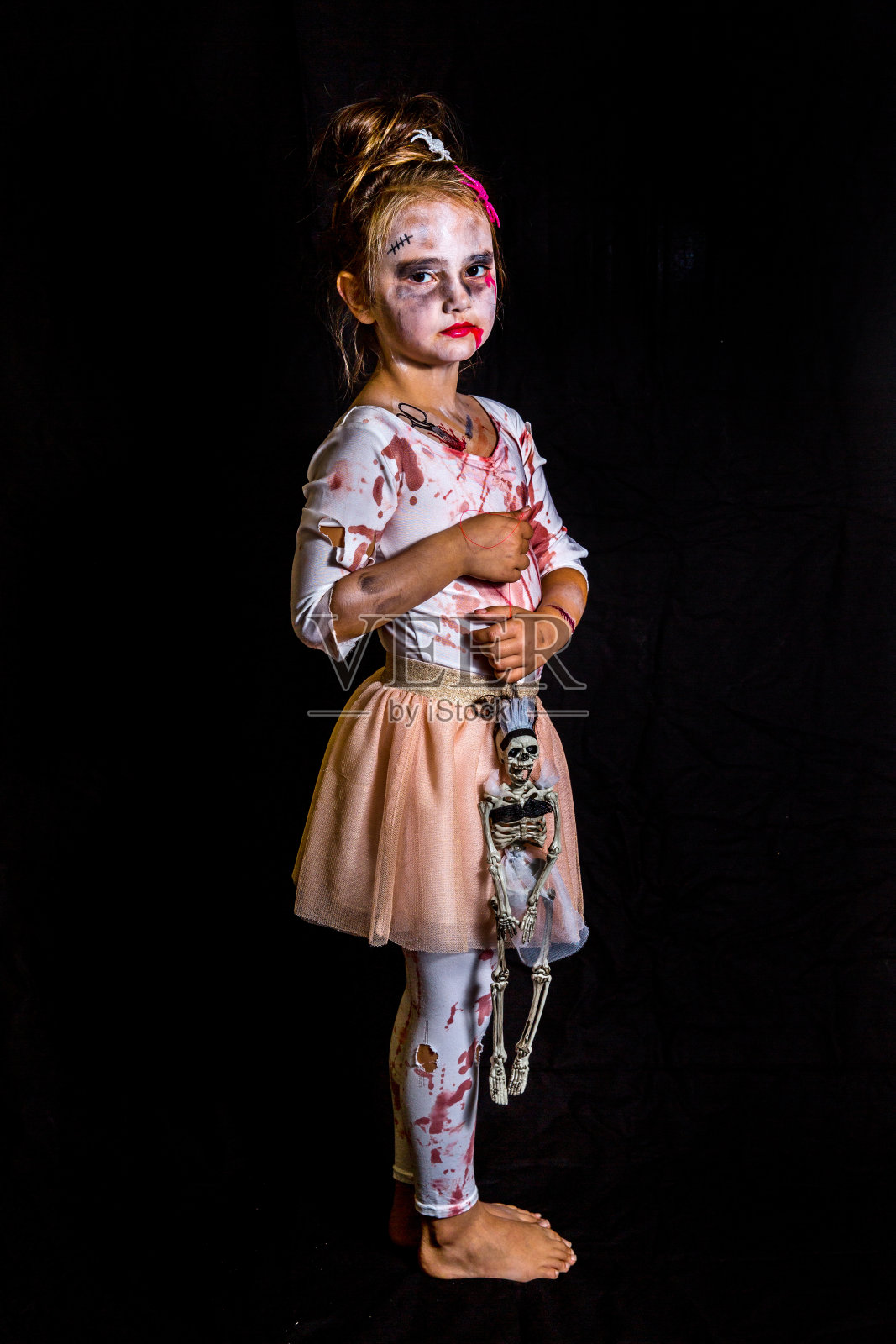 穿着万圣节服装的八岁小女孩照片摄影图片