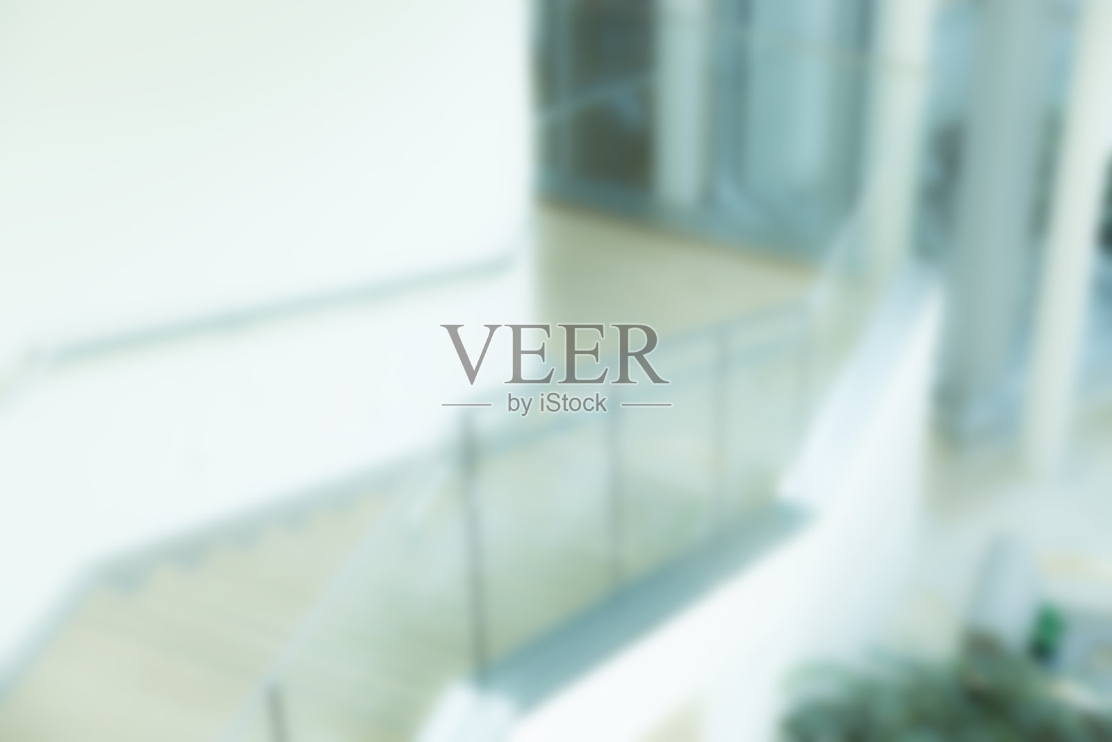 空的现代办公室走廊的高角度视图。散焦。照片摄影图片