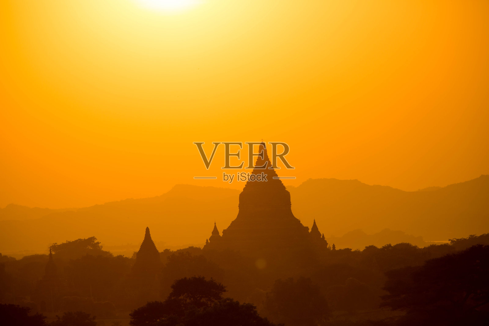 俯瞰树梢的华丽建筑剪影照片摄影图片