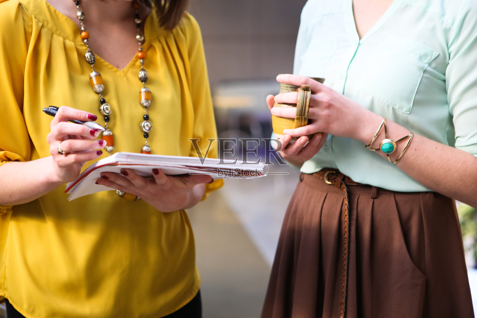 年轻专业人士工作的特写照片摄影图片