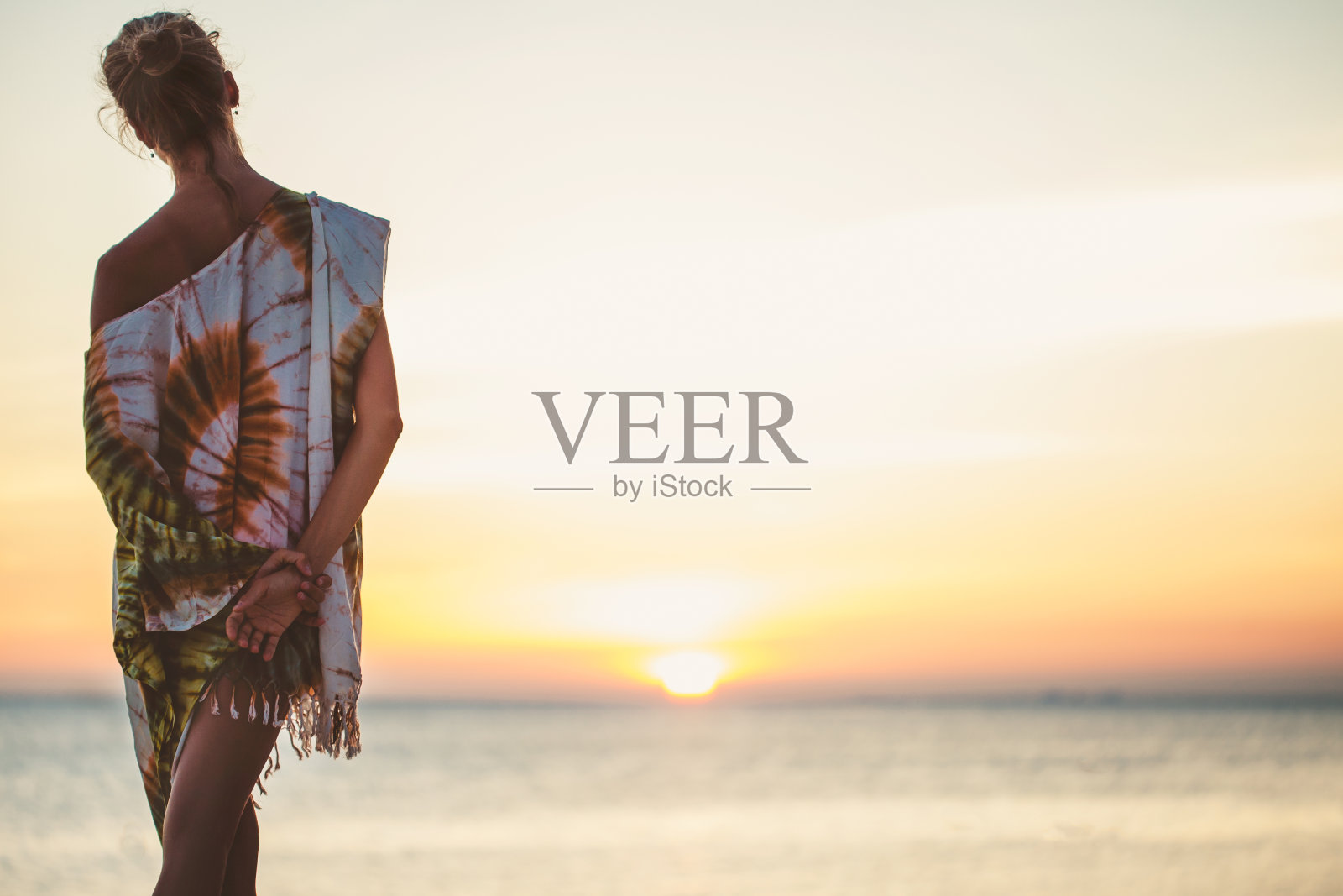 迷人的年轻女子享受在海滩照片摄影图片