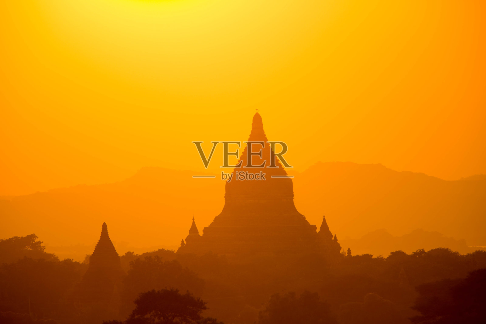 俯瞰树梢的华丽建筑剪影照片摄影图片