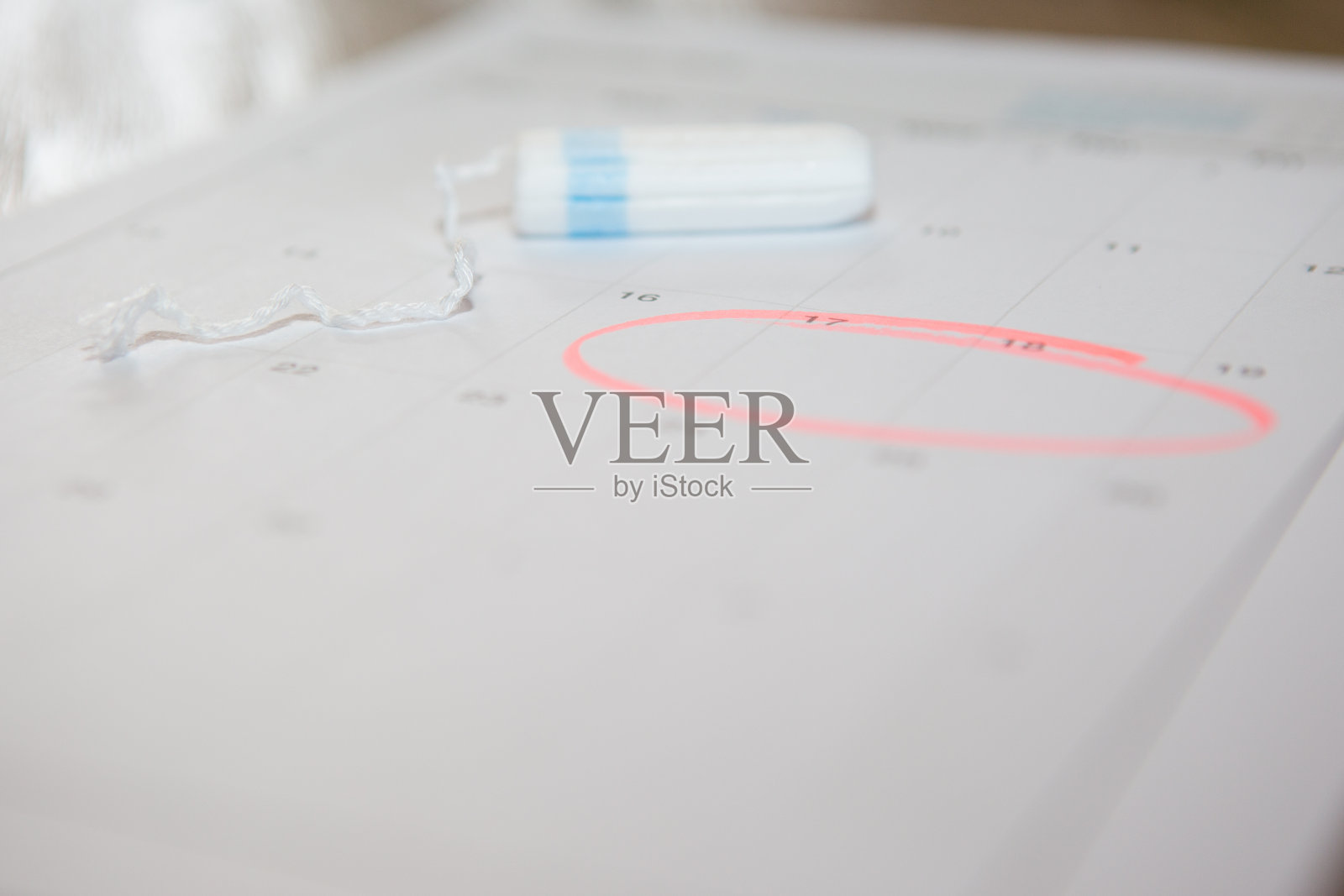 卫生棉条和日历——现代月经照片摄影图片