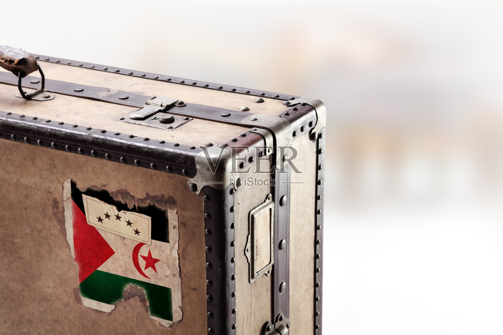 旧皮箱上挂着撒赫拉威国旗照片摄影图片