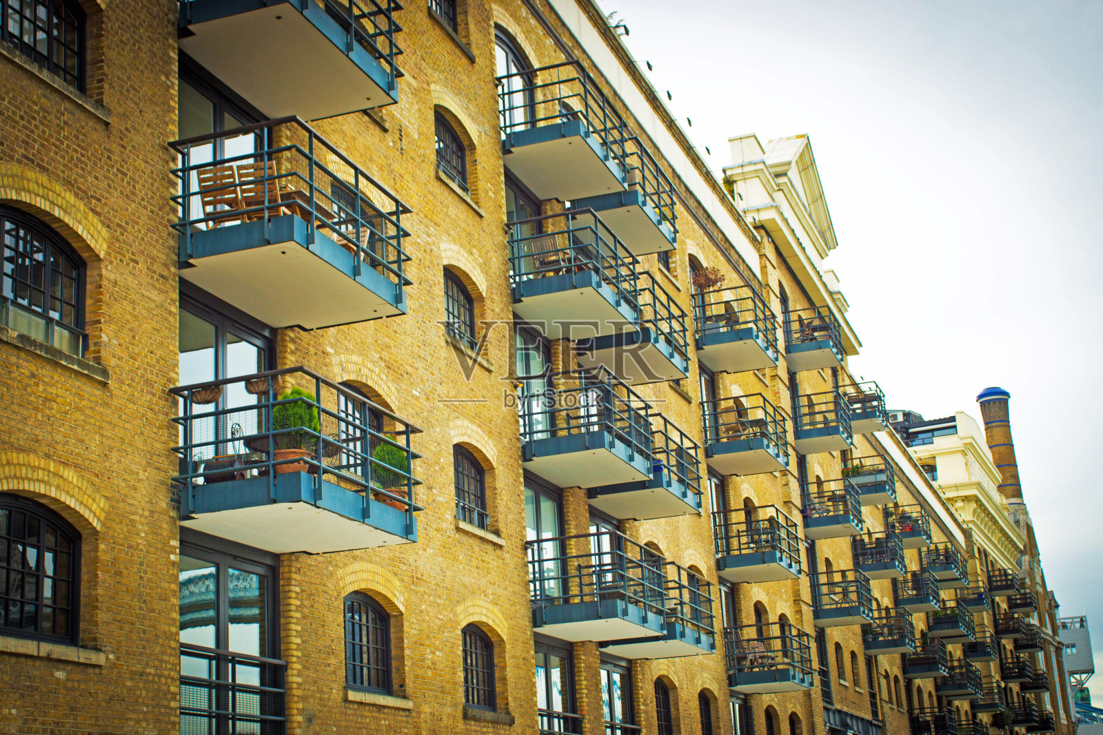 塔桥广场周围的建筑照片摄影图片