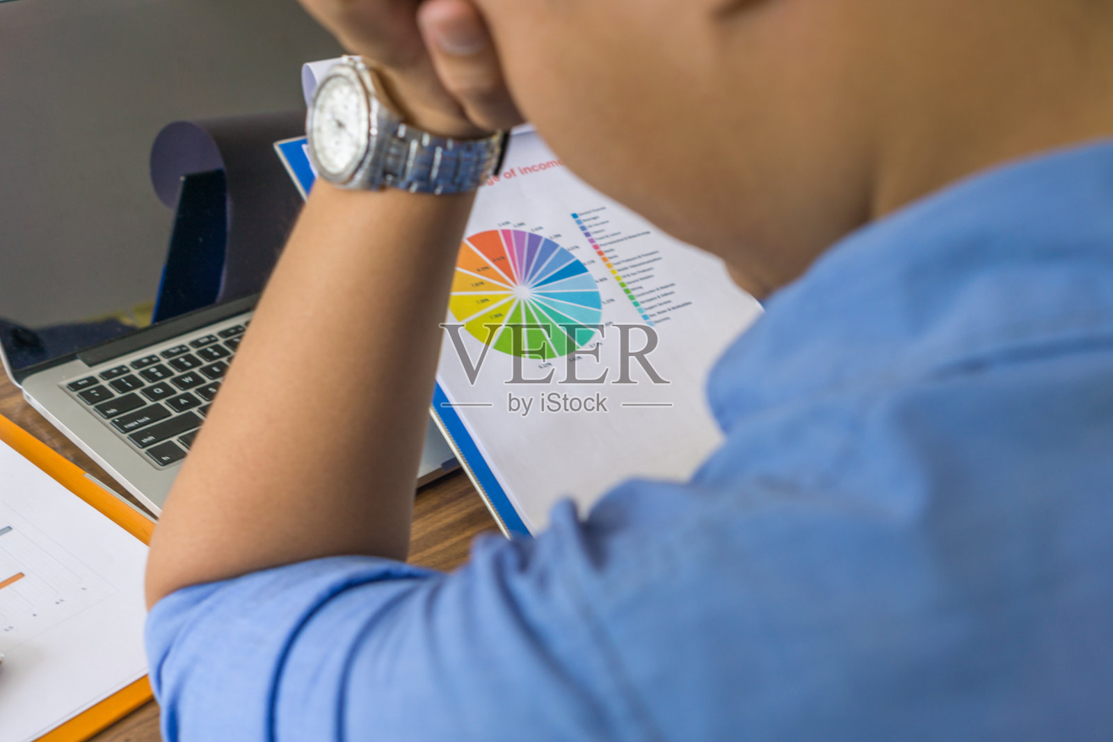 这个人因为生意收入不好而感到沮丧照片摄影图片