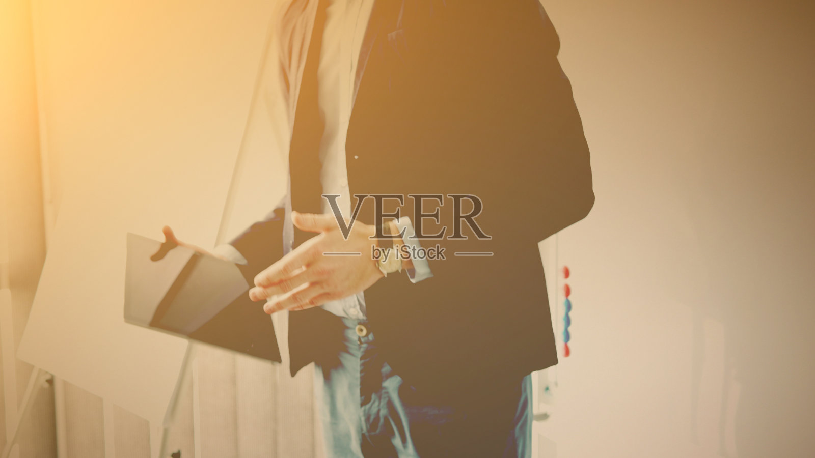 在办公室里使用平板电脑的商人照片摄影图片