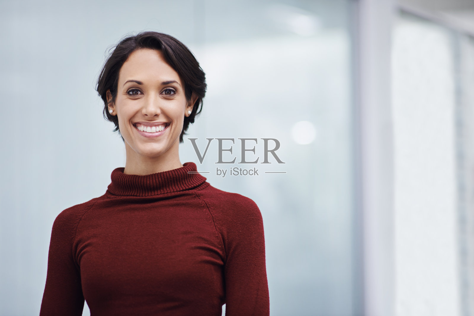 她既漂亮又聪明照片摄影图片