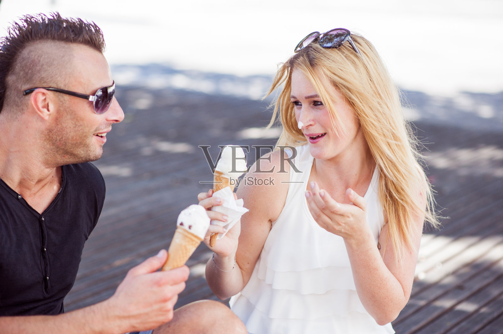 年轻夫妇在公园里玩照片摄影图片