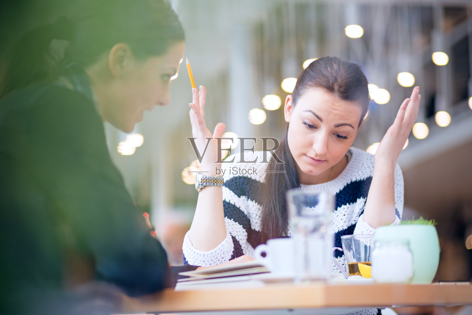 闺蜜们坐在咖啡馆里学习照片摄影图片