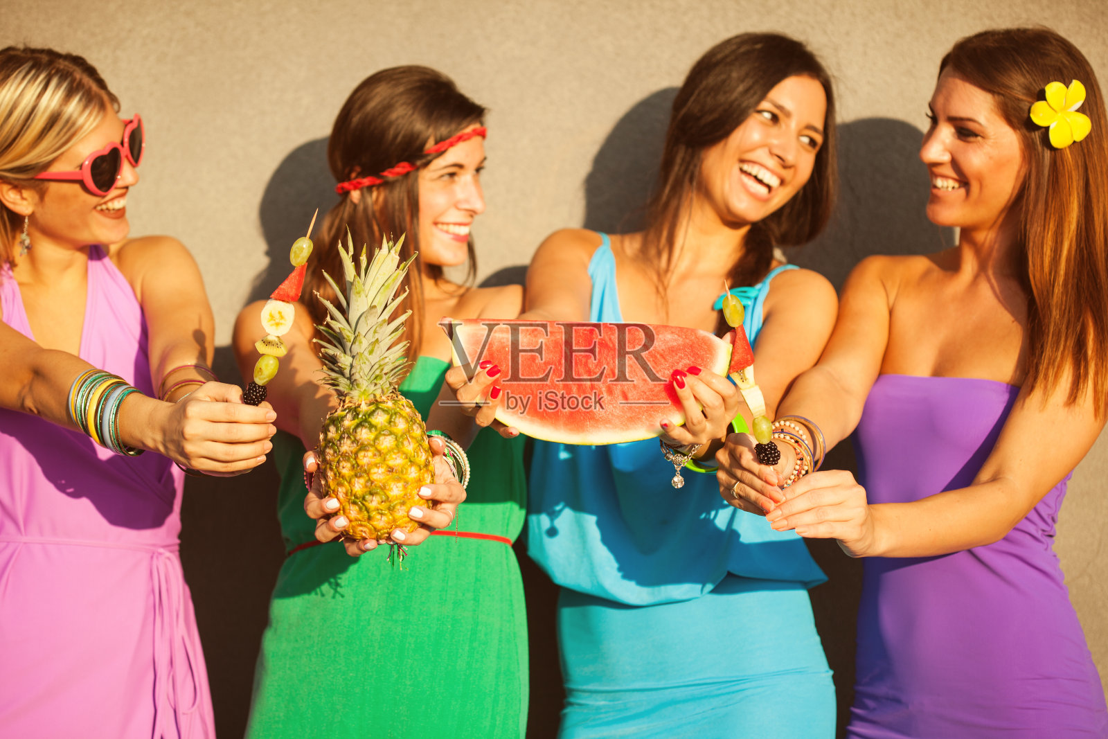 夏日派对上最好的朋友照片摄影图片