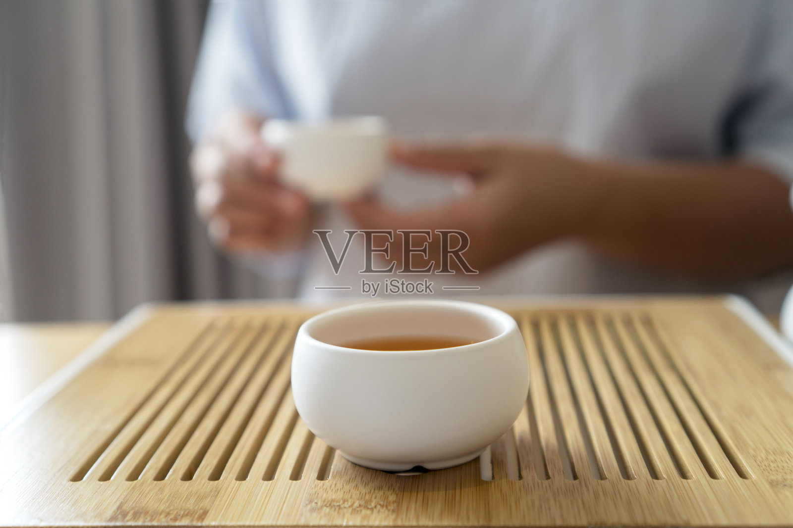 与人喝茶照片摄影图片