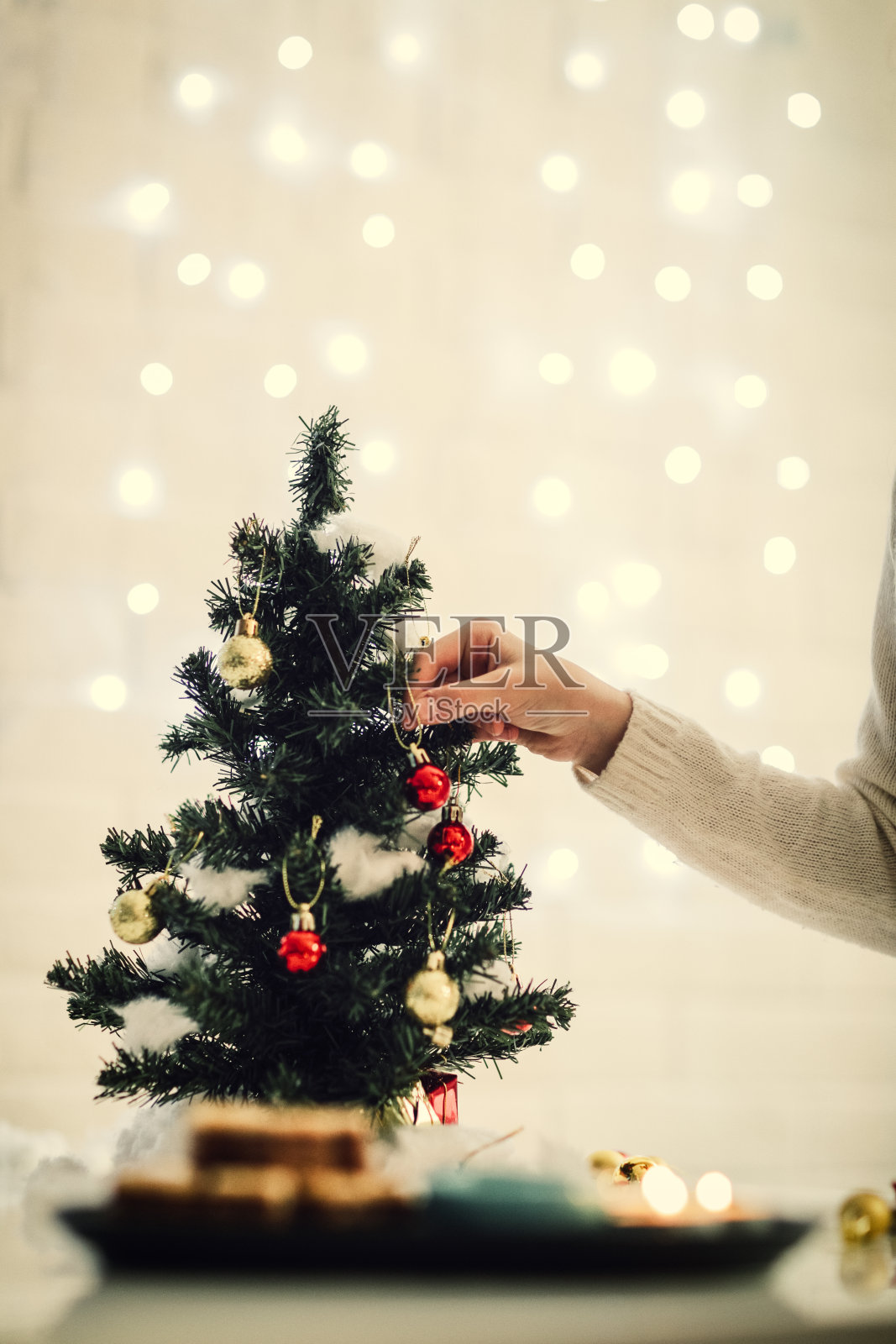 女孩装饰圣诞树照片摄影图片