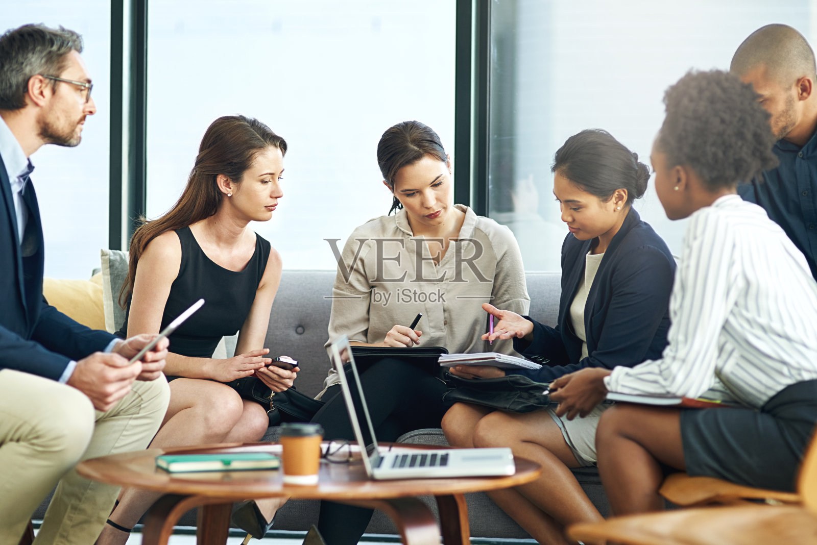 开始讨论一些严肃的策略照片摄影图片