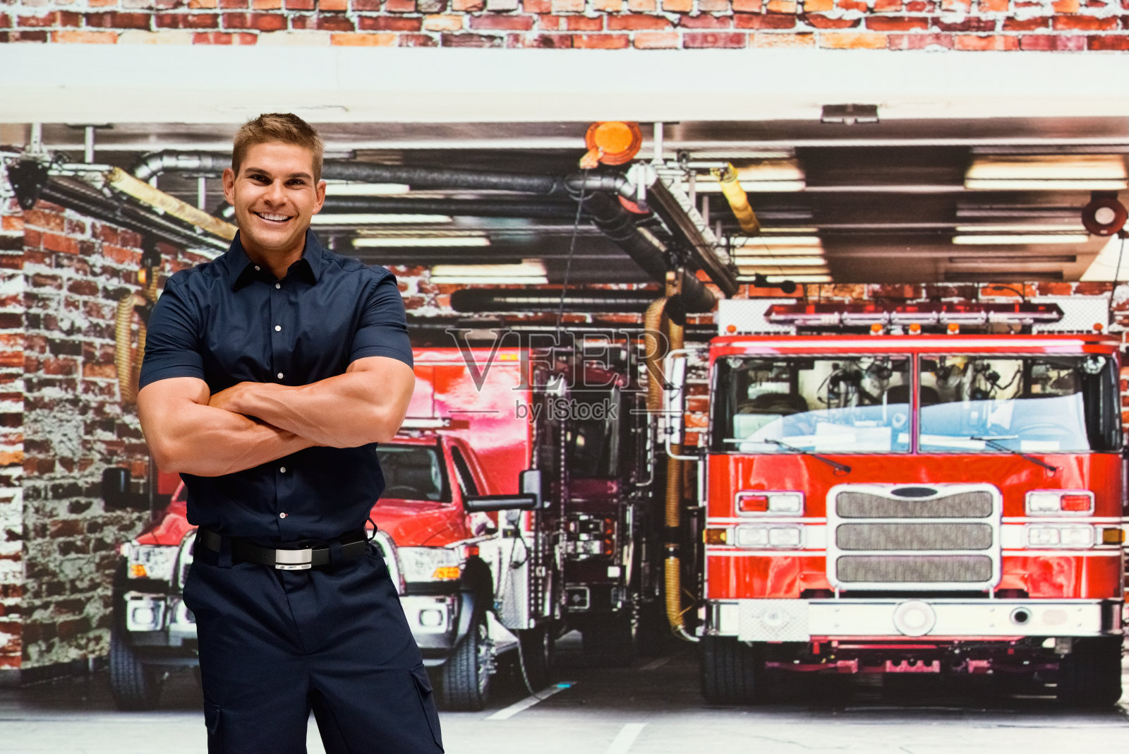 微笑的消防队员在消防站照片摄影图片
