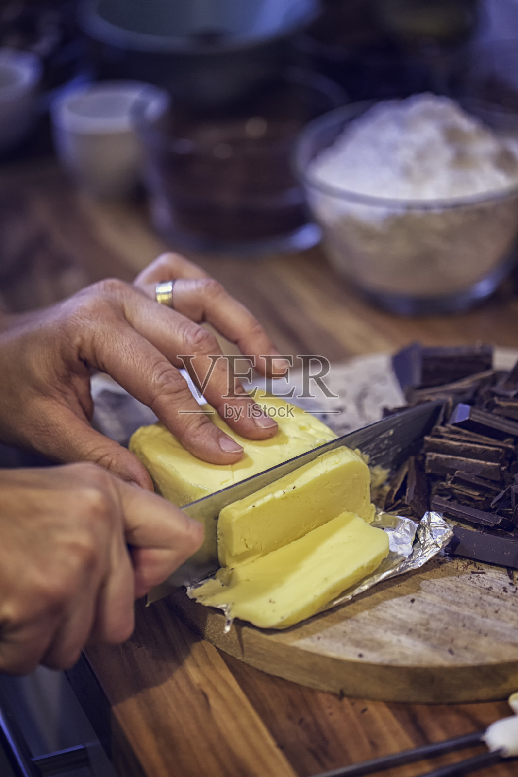 准备巧克力蛋糕面糊照片摄影图片