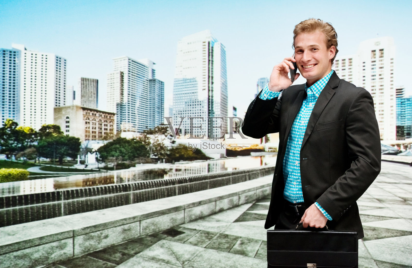 微笑的商人在户外打电话照片摄影图片