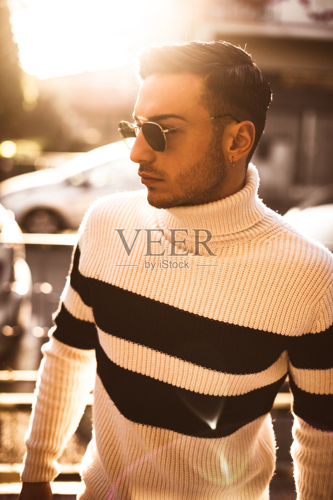 黄昏时分，时尚的年轻人看向别处照片摄影图片