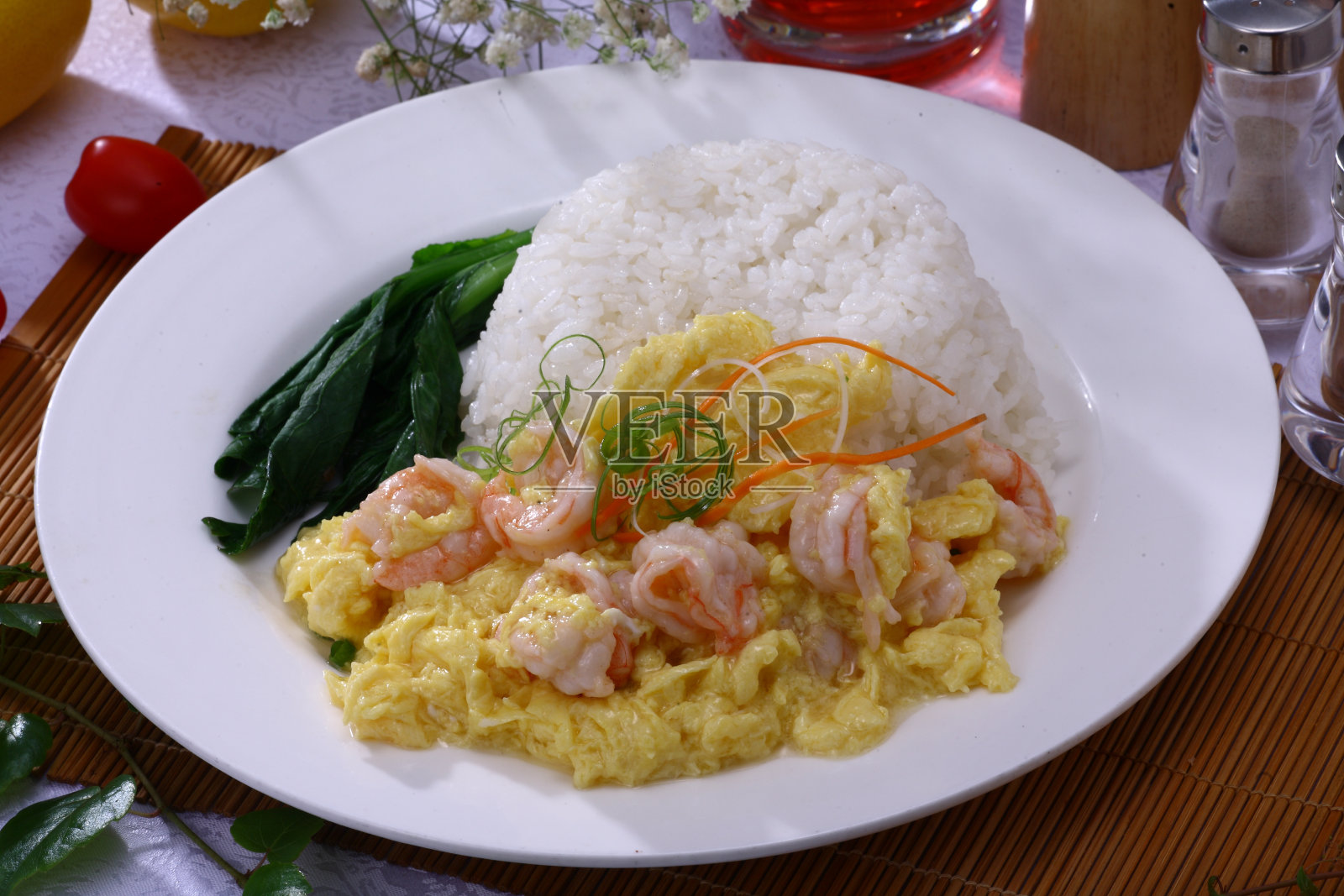 Fried shrimp with scrambled egg (滑蛋虾球) on rice照片摄影图片