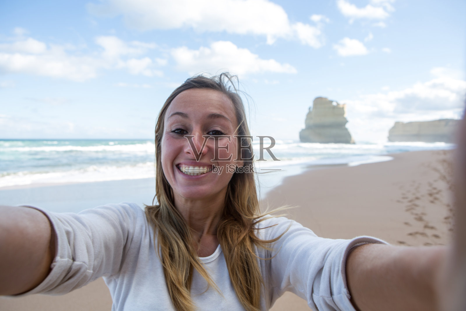 年轻女子在吉布森海滩的台阶上自拍照片摄影图片