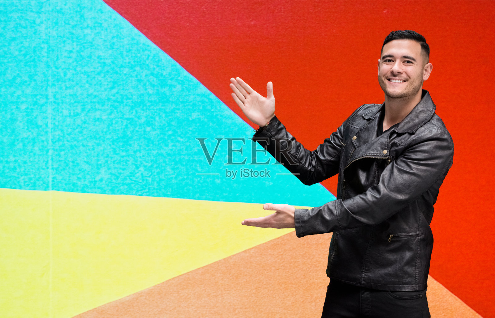 男人笑嘻嘻的照片摄影图片