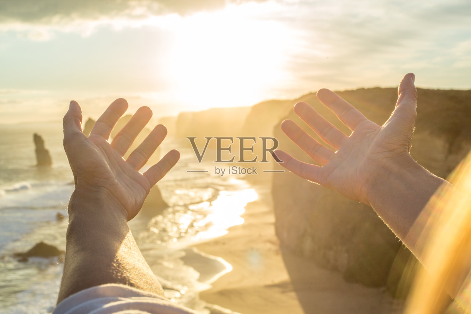 人拥抱自然的波夫照片摄影图片