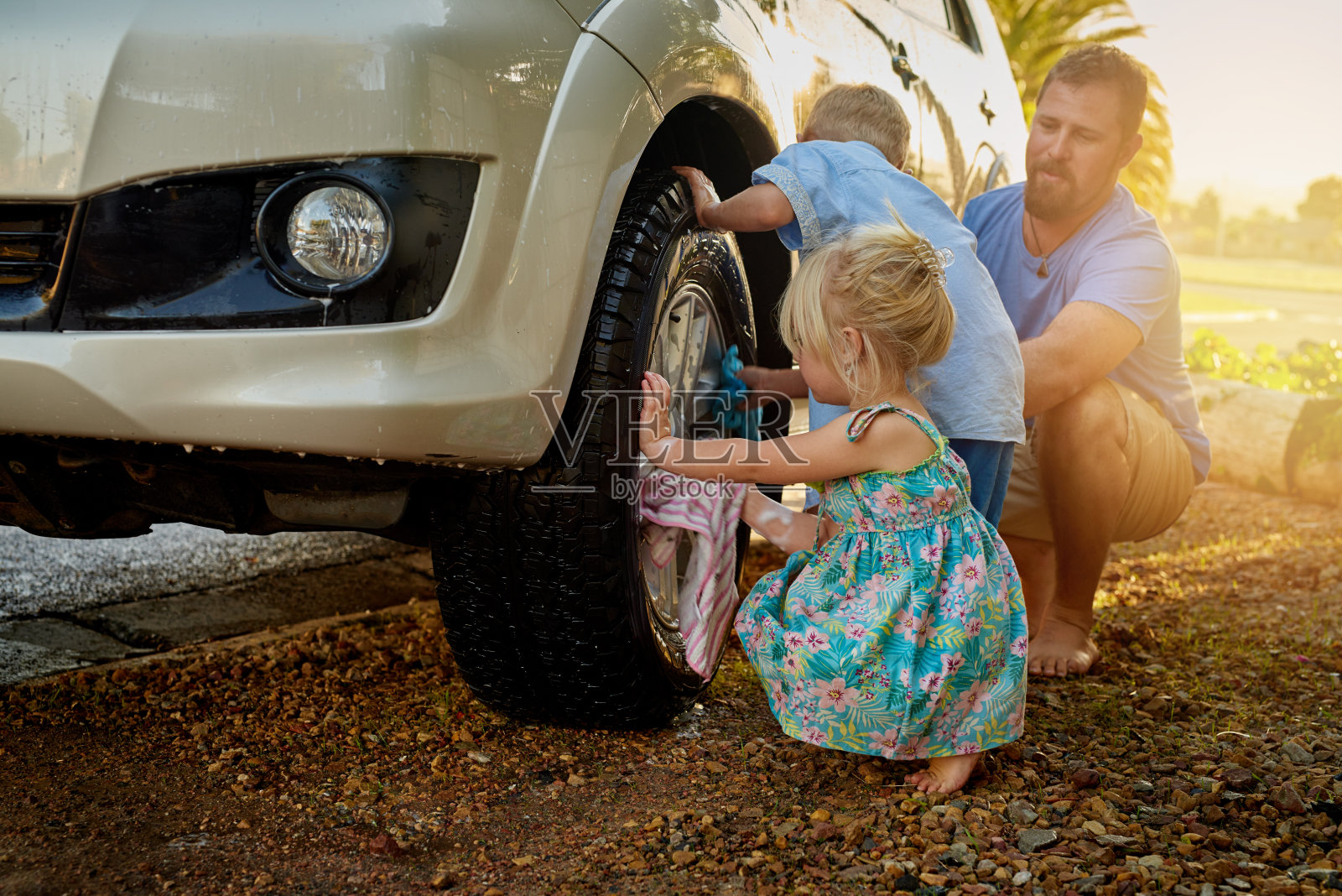 他们总是迫不及待地帮爸爸洗车照片摄影图片